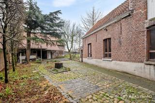 Deze te renoveren handelswoning biedt een uitzonderlijke waaier aan mogelijkheden.<br />Het zeer ruime perceel van maar liefst 1.451 m² omvat een woning met garage, verschillende bijgebouwen én een zuidgerichte tuin. Kortom: je eigen oase in hartje Moen!<br />Het gelijkvloers biedt heel wat mogelijkheden dankzij de voormalige winkelruimte en de grote leefruimte. De woning werd reeds gestript, waardoor je meteen kan starten met de herinrichting volgens jouw eigen visie. Daarnaast zijn er nog een keukenruimte, badkamer, slaapkamer, berging en garage die toegang biedt tot de charmante binnentuin. De diverse bijgebouwen kunnen oneindig veel bestemmingen krijgen.<br />Op de eerste verdieping bevinden zich twee grote ruimtes die de inrichting van drie of vier ruime slaapkamers gemakkelijk mogelijk maken met daarnaast nog een badkamer. Vervolgens is er een vaste trap naar een zeer ruime zolder, die nog verdere inrichtingsmogelijkheden biedt.<br /><br />EPC: 1063 kWh/m² – label F – renovatieverplichting van toepassing.<br /><br /><u><strong>TROEVEN:</strong></u>
<ul>
	<li>Ruime woning met groot perceel</li>
	<li>Bijgebouwen en voormalige winkelruimte</li>
	<li>Zuidgerichte tuin</li>
	<li>Centrale ligging</li>
	<li>Enorm veel potentieel</li>
</ul>
<br /><strong>Interesse?</strong><br />Contacteer REALIMMO voor een bezoek of meer informatie via 0471 89 28 25 of via aaron@real-immo.be