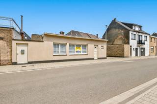 Bent u op zoek naar een compacte, praktische woning volledig op het gelijkvloers? Dan is deze charmante hoekwoning zeker een bezoek waard. Via de inkomhal betreedt u de woning, die volledig gelijkvloers is ingericht. De aangename leefruimte vormt het hart van de woning en sluit naadloos aan op de keuken. Verder beschikt de woning over een afzonderlijk toilet, een technische ruimte en een badkamer met douche en lavabo.<br /><br />De woning telt twee volwaardige slaapkamers, die eveneens kunnen worden ingericht als bureau, hobbyruimte of dressing. Verder bevindt er zich een praktisch terras.<br /><br />Met een EPC-score van 513 kWh/m² (energielabel F) geldt er een renovatieverplichting. Door het isoleren van het dak kan de energiescore aanzienlijk worden verbeterd, met potentieel om een C-label te behalen.<br />Interesse? Neem contact met ons op voor meer informatie of een bezoek ter plaatse.<br /><br />EPC: 513 kWh/m² - UC: 3892552 ~ Vg, Wg, Gvkr, Gvv, Gmo ~ Ref. MI24839