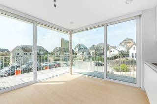 Geniet van luxe en duurzaamheid in dit prachtig nieuwbouwappartement op wandelafstand van de zee. De royale living met moderne open keuken vormt een lichtrijk geheel, dat naadloos aansluit op het grote terras voor een optimaal vakantiegevoel. Dit energiezuinige appartement is klaar voor de toekomst dankzij een EPC A-attest en geothermische verwarming. Met twee ruime slaapkamers, een praktische aparte berging en een gemeenschappelijke fietsenberging is aan alle comfort gedacht. Bovendien is er de mogelijkheid tot de aankoop van een garage. Een unieke kans op een stijlvolle en zorgeloze thuis aan de kust!