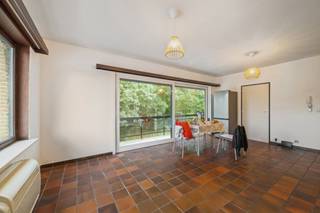 <p>Dit 2-slaapkamerappartement op de eerste verdieping van Residentie Het Park combineert een praktische indeling met een rustige topligging in Koksijde, vlak bij het park en de groene omgeving rond de residentie.<span></span></p>
<p>Het appartement heeft een oppervlakte van <strong>76 m²</strong> en beschikt over een ruime leefruimte met toegang tot het terras, een aparte keuken, twee slaapkamers en een badkamer met ligbad. Vanuit de leefruimte en het terras geniet je van een aangenaam zicht op het groen.</p>
<p>De afwerking is klassiek en biedt ruimte om op termijn verder te moderniseren naar eigen smaak. Dankzij de praktische indeling, het terras en de goede ligging is dit appartement interessant voor zowel eigen gebruik, tweede verblijf als investering.</p>
<p>Residentie Het Park is uitgerust met een lift tot alle verdiepingen. De ligging is een duidelijke troef: rustig en groen, vlak bij het park, en toch op korte afstand van centrum, winkels, horeca, strand en duinen.</p>
<p>Het appartement beschikt over <strong>EPC-label B</strong> met een energiescore van <strong>123 kWh/m²/jaar</strong>. Garage of parkeerplaats optioneel bij aan te kopen.</p>
<p><strong>Troeven</strong></p>
<ul>
<li>Eerste verdieping met lift</li>
<li>76 m² woonoppervlakte</li>
<li>2 slaapkamers</li>
<li>Terras met groen zicht</li>
<li>EPC-label B</li>
<li>Topligging vlak bij het park</li>
</ul>
<p>Neem gerust contact op voor meer informatie of een bezoek.</p>
<p><strong>Verborgh Real Estate</strong> — +32 470 54 82 28<br /><strong>Covico</strong> — +32 494 87 22 32</p>