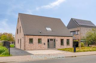 Deze recente woning uit 2018 combineert ruimte, comfort en een gunstige ligging. Deze moderne woning is reeds klaar voor de toekomst, dankzij...