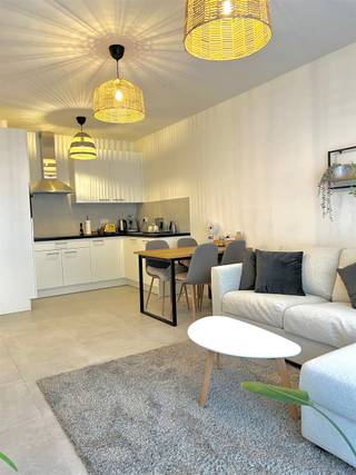 <p><span>Recent appartement met centrale ligging te Deurne-Zuid.  Indeling:  Appartement met tegelvloer, een inkomhal en gastentoilet, living met open keuken met toestellen inclusief inductievuur, vaatwasser en combi-oven, 1 slaapkamer, badkamer met douche, lavabo en bijhorend meubel. Er is een afzonderlijk berging met aansluiting voor een wasmachine. Er is mooi terras aanwezig.  Er is een fietsenberging en een ondergrondse berging aanwezig.  De maandelijkse kosten bedragen 70 euro/maand : elektriciteit gemene delen, onderhoud lift en syndicus. Het appartement is vrij vanaf 01/11. Inschrijven kan via <span>www.immodyck.be</span></span><span>.</span></p><p><span> </span></p>