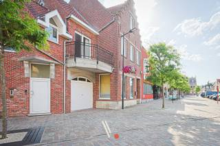 <strong>Ruim duplex-appartement (135 m²) met garage en 2 terrassen te huur in hartje Moorslede!</strong><br /><br />Zoekt u een zee van ruimte op een leuke locatie? Dit verrassend ruime duplex-appartement van maar liefst <strong>135 m²</strong> (volgens EPC) ligt letterlijk onder de kerktoren van Moorslede.<br />U woont hier op de Marktplaats, met winkels, horeca en ruim voldoende parkeergelegenheid vlak voor de deur.<br /><br /><strong>Waarom dit appartement uw nieuwe thuis wordt:</strong>
<ul>
	<li><span><strong>Geen gemeenschappelijke kosten:</strong> Dankzij het ontbreken van een lift bespaart u maandelijks op syndicus- en beheerskosten.</span></li>
	<li><span><strong>Twee terrassen:</strong> Geniet op elk moment van de dag van de buitenlucht.</span></li>
	<li><span><strong>Inclusief garage:</strong> Uw wagen staat altijd veilig en droog geparkeerd op het gelijkvloers.</span></li>
	<li><span><strong>Energiezuinig (Label C):</strong> Uitgerust met dakisolatie en een efficiënte condensatieketel voor centrale verwarming.</span><br /> </li>
</ul>
<strong>Indeling:</strong>

<ul>
	<li><span><strong>Gelijkvloers:</strong> Aparte inkomhal en een private, inpandige garage.</span></li>
	<li><span><strong>Eerste verdieping:</strong> Lichtrijke woonkamer met aansluitende eetkamer, volledig ingerichte keuken, praktische berging en <strong>2 aangename terrassen</strong>.</span></li>
	<li><span><strong>Tweede verdieping:</strong> Nachthal, <strong>2 slaapkamers</strong> en een ingerichte badkamer.</span></li>
</ul>
<strong>Interesse in een bezoek? Contacteer Brecht via brecht@vanthuynevastgoed.be</strong><br /><br /> 