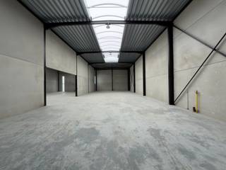 Deze nieuwbouw KMO Unit is 670m<sup>2 </sup>en is ideaal gelegen in het bedrijvenpark Kunstdal te Eeklo. <br /><br />De unit is geconstrueerd uit geïsoleerde betonnen sandwichpanelen, geïsoleerde steeldeck en beschikt over een gepolierde betonvloer. <br /><br />Daarnaast beschikt de unit over 3 overdekte staanplaatsen die eventueel kunnen gebruikt worden als buitenopslag. <br /><br />Er is een aparte inkom, apart sanitair, drijfkracht, zonnepanelen, led verlichting en een 2 sectionale poorten voorzien.<br /><br />Onroerende voorheffing ten laste van de huurder, maar er zijn geen syndicus kosten. <br /><br />Wenst u meer informatie of wilt u een bezoek inplannen?<br /><strong>Contacteer Henry Van Tornhout via henry@kmovastgoed.be of +32 474 13 37 93</strong>