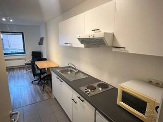 <p><span>Studio (Studenten- Kot) top gelegen in het hart van Antwerpen op 4 min te voet van de universiteiten en hogescholen. <br />Deze studio ( 1 van de 4 stuks) is gelegen op de 3 derde verdieping en grenst aan de binnenplaats met terras en fietsenstalling. <br />Inkom met openkeuken voorzien van alle gemakken, badkamer met douche, toilet en lavabo. Raam van deze studio is west gericht en kijkt uit op de binnenplaats westelijk deel van de stad. <br />De studio wordt elektrisch verwarmt, en heeft zijn eigen elektriciteitsmeter.<br /><br /></span></p><p><span>Deze studio werd onlangs nog grondig opgefrist. Deze studio is momenteel verhuurd, Maandelijkse huurprijs € 490,- wat vrij laag is voor deze complete studio. </span></p><p><span>Meter elektriciteit staat op naam van de huurder. </span></p><p><span> </span></p>