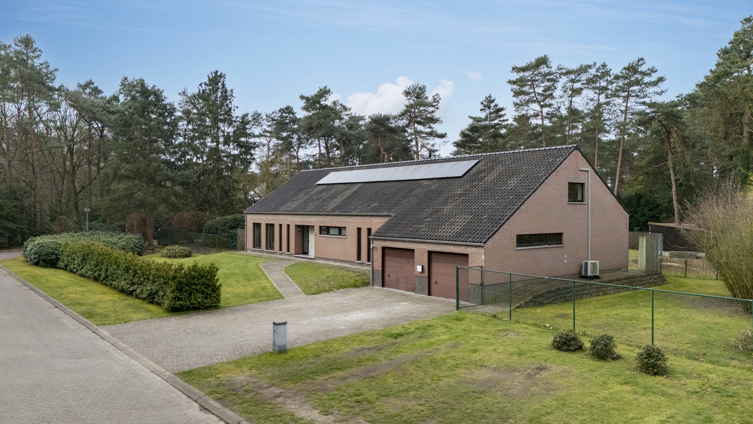 Ruime, recent gerenoveerde villa met 5 slpks op 2.430 m² - foto 1