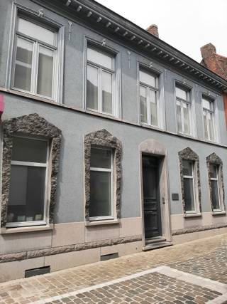 Wanneer ruimte luxe wordt …..Dit riant en uniek herenhuis in hartje Wervik combineert tijdloze charme met hedendaagse elegantie.Dankzij de talrijke...