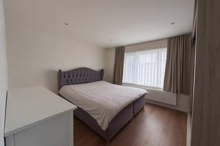 In een rustige straat in Destelbergen bevindt zich dit volledig gerenoveerde appartement op de tweede verdieping. Met een bewoonbare oppervlakte van ca. 80 m² biedt het een aangename combinatie van comfort, licht en praktische indeling.<br />De leefruimte sluit aan op een volledig uitgeruste keuken, waardoor een open en gezellige woonomgeving ontstaat. Vanuit het appartement heb je toegang tot een terras waar je in alle rust kan genieten van de buitenlucht. Verder zijn er twee volwaardige slaapkamers, een badkamer en een functionele indeling die zowel voor eigen bewoning als investering interessant is.<br />Een extra troef is de privatieve garage, die zorgt voor comfortabel parkeren en bijkomende bergruimte.<br />Dankzij de grondige renovatie in 2024 is het appartement volledig instapklaar. Met een EPC-label B en conforme elektriciteit zit ook het technische luik goed.<br />Het appartement is momenteel verhuurd (huurprijs € 985,11 + € 150 kosten), wat het meteen aantrekkelijk maakt voor investeerders die op zoek zijn naar een stabiel rendement.