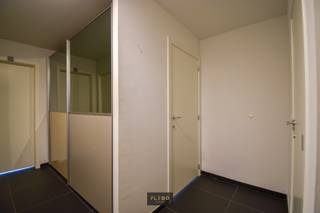 Dit perfect onderhouden appartement bevindt zich in een recente residentie, gelegen vlakbij het commerciële centrum en de Zeedijk van Blankenberge.We...