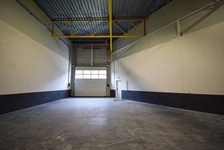 Het pand heeft een oppervlakte van 150m² en ligt op slechts 950 m van het treinstation Buizingen. De snelweg E19 ligt op 2,2 km afstand, wat...
