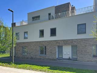 In het rustige en kindvriendelijke Muizen bevindt zich deze moderne, instapklare gezinswoning met aangelegde tuin en terras.<br />De tuin is achteraan bereikbaar via een poortje en beschikt over 2 praktische carports.<br />De woning maakt deel uit van een vernieuwend woonproject en biedt een lichtrijke leefruimte met open keuken en groot schuifraam dat uitgeeft op de tuin.<br />Op de verdieping vind je 3 volwaardige slpks en een comfortabele badkamer met ligbad en douche. <br /><br />Dankzij het doorgedreven isolatiepakket, warmtepomp met vloerverwarming (+ koeling), ventilatiesysteem D en zonnepanelen behaalt deze woning een A+ label (E = -15!) en bespaar je fors op je energiefactuur. Samen met de regenwaterrecuperatie voldoet deze woning dus aan alle normen voor de toekomst. <br /><br />Rustig gelegen in kindvriendelijke buurt, maar vlakbij winkels, scholen en openbaar vervoer.<br />Vlotte verbinding naar Mechelen en de E19 richting Antwerpen en Brussel.<br /><br />Verkoop onder BTW-stelsel (21% BTW). <br />Meer informatie via peter.patteet@durabrik.be of via 0473 78 41 91<br /><br /> 