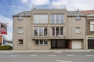 Dit appartement combineert comfortabel wonen met een zeer centrale ligging in een kleinschalige en rustige residentie. Via een aangename en...