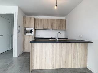 Uiterst ruim en lichtrijk appartement (73m²) te huur in Veurne met één slaapkamer, twee terrassen (25m²) en staanplaats in de stijlvolle residentie Levels. Gelegen op wandelafstand van het centrum, openbaar vervoer en winkels.INDELING:> derde verdieping: - inkomhal met gastentoilet- ruime, lichtrijke leefruimte met gezellige zithoek (39m²) en moderne keuken voorzien van elektrische kookplaat, frigo, vaatwasmachine en micro-combi oven.- berging (met aansluiting wasmachine)- groot terras (11m²) toegankelijk van het salon- badkamer met inloopdouche en wasmeubel- slaapkamer (12m²) met aansluiting tot tweede terras (14m²)TROEVEN:- instapklaar - volledig geschilderd en voorzien van gordijnen en lichtarmaturen! - dicht bij het centrum- staanplaatsGemeenschappelijke kosten: €85/maandBeschikbaar vanaf: 01/04/2026Ben je geïnteresseerd in dit pand te huur in Veurne? Ga naar de website www.dewaele.com, klik op het pand dat je wenst te huren. Via de rode knop "vraag je bezoek aan" vragen we u kort een profiel in te vullen. Daarna nemen we contact op voor een bezoek. Telefonisch kunnen er geen afspraken gemaakt worden.