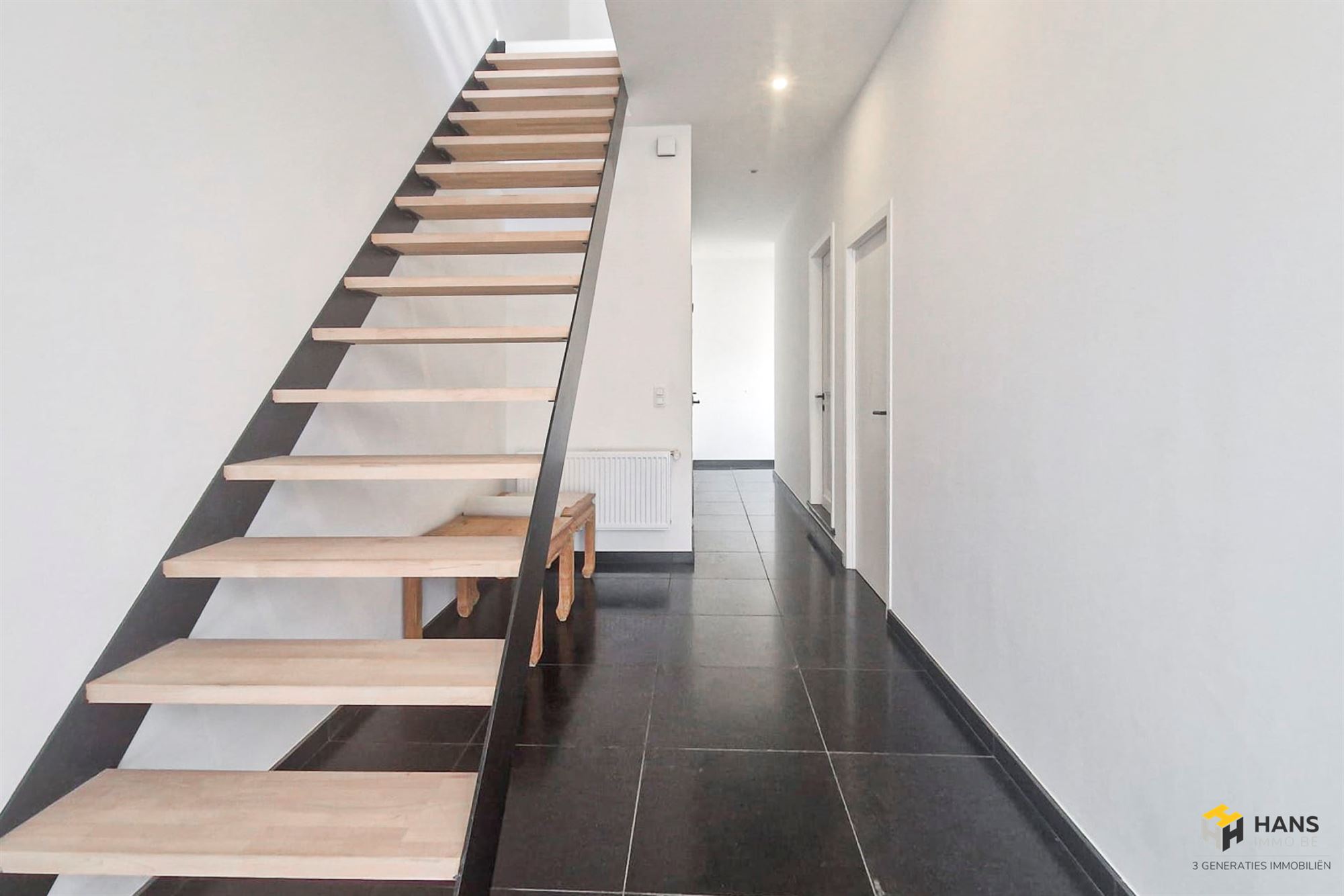 Instapklare woning (220 m²) met 3 slaapkamers en zuid-georiënteerde tuin (51 m²) in Rumst. - foto 2