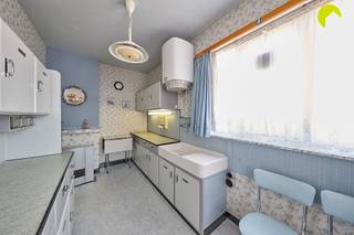 <p><span>Wij bieden u gezellige aan met 1 slaapkamer + extra kamer in een kleinschalig gebouw met lage gemeenschappelijke kosten. Het dak werd onlangs vernieuwd en geïsoleerd conform 2050.</span></p><p><span>Winkels, scholen en openbaar vervoer zijn vlotjes te bereiken. Goede verbinding met autosnelwegen wegens directe nabijheid van de A12 en de Ring van Antwerpen.</span></p><p><span>Het gebouw wordt prima onderhouden en de gemeenschappelijke kosten beperken zich tot de blokpolis, de verlichting van de traphal en de syndicus vergoeding; de meters voor water, gas en elektriciteit zijn individueel!</span></p><p><span> </span></p><p><span>Indeling:</span></p><p><span> </span></p><p><span>Het appartement is gelegen op de tweede verdieping (geen lift!) en omvat vooraan een lichtrijke leefruimte van 33 m². </span></p><p><span>Aansluitend is er een kamer van 4.20 x 2.00 m die perfect dienst kan doen als bureau of kinderkamer of hobbyruimte.</span></p><p><span>De charmante keuken ademt een authentieke fifties-sfeer en is voorzien van de originele Cubex-stijl kastjes en porseleinen gootsteen.</span></p><p><span>Achteraan is er de badkamer met ligbad, lavabo en toilet.</span></p><p><span>Verder is er nog een ruime slaapkamer.</span></p><p><span>Het oorspronkelijke terras werd dichtgemaakt en doet nu dienst als berging waar aansluiting is voor de wasmachine.</span></p><p><span>Tenslotte zijn er nog 2 kleine bergingen/ingemaakte kasten in het appartement.</span></p><p><span> </span></p><p><span>Troeven:</span></p><p><span> </span></p><p><span>- Ruim appartement met grote slaapkamer + extra kamer aan de leefruimte</span></p><p><span>- Klein gebouw met lage gemeenschappelijke kosten (€ 78) en vernieuwd dak</span></p><p><span>- Individuele meters voor gas, water en elektriciteit</span></p><p><span>- Interessante investering met gunstig potentieel rendement na opfrissing!</span></p><p><span>- Centrale ligging met vlotte bereikbaarheid van winkels, scholen, openbaar vervoer, A12 en Antwerpse Ring</span></p><p><span> </span></p><p><span>EPC: 255 kWh/m² - C-label (géén renovatieplicht)</span></p><p><span>Waterinfo: P-score A - G-score A</span></p><p><span> </span></p><p><span>Voor een bezoek ter plaatse kan u ons contacteren op het nummer 03 449 42 41 of mail ons via <span>hallo@habicom.be</span></span></p><p><span>Wenst u de waarde van uw woning te kennen? Contacteer vrijblijvend onze habicom expert in uw buurt.</span></p><p><span> </span></p>