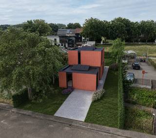 <p>Ontdek deze prachtige nieuwbouw <strong>villa </strong>op een perceel van 6a90ca, uiterst rustig gelegen in een doodlopende straat. De woning wordt gerealiseerd in houtskeletbouw en beschikt over <strong>4 slaapkamers</strong> en <strong>2 badkamers</strong>! Een groot voordeel van deze bouwmethode is de snelle realisatietijd: de woning kan reeds binnen ca. 10 maanden worden opgeleverd. De woning telt een oppervlakte van 135m² en combineert hedendaags wooncomfort met een hoogwaardige afwerking. Daarnaast wordt de woning <strong>volledig afgewerkt</strong> en schilderklaar opgeleverd.</p><p> </p><p>Op vlak van comfort en energievoorzieningen is de woning uitgerust met een <strong>lucht-luchtwarmtepomp</strong> die zowel kan verwarmen als koelen en <strong>zonnepanelen met thuisbatterij</strong>. De keuken wordt voorzien van <strong>kwalitatieve AEG-toestellen</strong>. Daarnaast zijn er ruime budgetten voorzien voor vloer- en wandtegels en kunt u de keuken en badkamers naar eigen smaak kiezen. De weergegeven renders geven een indruk van de mogelijkheden, maar ook een andere woning kan volledig op maat van uw wensen op dit perceel worden gerealiseerd.</p><p> </p><p><strong>Prijs volledig afgewerkt, inclusief btw en registratierechten: € 646.380</strong></p><p> </p><p>De woning geniet van een rustige ligging in een doodlopende straat, terwijl alle dagelijkse voorzieningen vlot bereikbaar zijn. Twee supermarkten bevinden zich op slechts 650 meter, daarnaast zijn ook scholen en openbaar vervoer in de nabije omgeving. Dankzij de oprit van de E40 op amper 2 km geniet u bovendien van een <strong>uitstekende bereikbaarheid</strong>.</p><p> </p><p>Klaar om uw droomwoning te realiseren?<br />Mis deze kans niet en neem vandaag nog contact op voor meer informatie!</p>