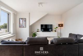 Voor meer info en foto’s, surf naar www.swevers.be – Acaciastraat 71 bus 4 in Hasselt is een gerenoveerd en instapklaar appartement op de vierde verdieping van een verzorgd gebouw uit 1980. Het appartement werd in 2024 vernieuwd en beschikt over een bewoonbare oppervlakte van 74 m². De praktische indeling omvat een inkomhal, een lichtrijke leefruimte met open keuken, twee slaapkamers, een badkamer en meerdere handige bergingen. Dankzij de grote raampartijen geniet de leefruimte van veel natuurlijke lichtinval, wat zorgt voor een aangename en open sfeer. De twee slaapkamers bevinden zich aan de rustige zijde van het appartement en kijken uit op een speelplein. De grootste slaapkamer is 12 m² groot, terwijl de tweede slaapkamer van 9 m² aansluit op een dressingruimte. De centraal gelegen badkamer is vlot bereikbaar vanuit de nachthal. Extra bergruimtes bieden voldoende plaats voor voorraad en huishoudelijke spullen. Bij het appartement hoort bovendien een private carport, ideaal voor de wagen en het stallen van fietsen. Een bijkomend voordeel op deze centrale locatie. De ligging in de Hasseltse deelgemeente Runkst is bijzonder praktisch. Het centrum ligt op slechts 900 meter, terwijl winkels, scholen, restaurants en ontspanning zich op ongeveer 500 meter bevinden. Openbaar vervoer bereikt u op circa 350 meter en de op- en afritten van de snelweg liggen op ongeveer 2 kilometer. Een ideale woonst voor wie comfortabel en centraal wil wonen, met alle dagelijkse voorzieningen op wandelafstand. Voor meer informatie, bel 011 255 155. Bron bewoonbare oppervlakte: EPC – verslag.