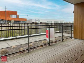 Instapklaar appartement met inkomhall, living, ingerichte open keuken, terras met zicht op Leie, 2 slaapkamers, badkamer, ondergrondse kelderberging en autostandplaats. Provisie syndiek 50 euro per maand. (Kan gehuurd worden met vennootschap). Vrij vanaf 1 september 2026