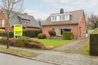 This completely to be renovated house for sale is located in a prime location in Vrasene, near all kinds of cozy restaurants and various stores...