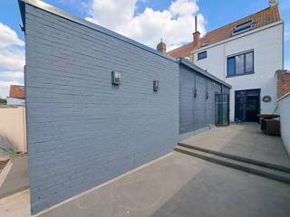 Prachtig herenhuis met karakter en hoge plafonds.<br />4 slaapkamers.<br />2 badkamer. 1 recent gerenoveerd met luxe materialen.<br />Tuin met terrassen en tuinhuis. Nieuwe afsluitingen. <br />Recente keuken. Buroruimte.<br />Wasplek. <br />Droge kelder en zolder.<br />10 zonnepanelen en thuisbatterij.<br />10 min te voet naar station Bissegem. 5 min naar leiefietsweg.<br />Dicht bij wi kels en scholen.<br />Alarm en wifi versterkers over gamse woning.<br />