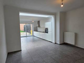 RECENT GERENOVEERDE EN GEZELLIGE WONING 170M² MET 2 SLAAPKAMERS, ZOLDER EN TUINrustige ligging nabij centrum met vlotte bereikbaarheid via N16, A12...