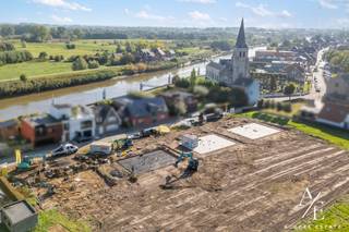 Wonen waar natuur en dorpsleven elkaar ontmoeten. Deze eigendom wordt u te koop aangeboden door Access Estate. Maak vandaag nog uw afspraak via sms of WhatsApp op 0475 92 30 35.In het charmante Scheldedorp geniet u van een unieke woonomgeving waar rust, natuur en gezelligheid centraal staan. Op wandelafstand vindt u lokale horeca, prachtige wandel- en fietsroutes, de uitgestrekte Kalkense Meersen en de authentieke overzetboot over de Schelde. In een rustige straat aan de Schelde worden 8 stijlvolle halfopen nieuwbouwwoningen gerealiseerd, met een open zicht op de achterliggende velden. Op het gelijkvloers bevindt zich een lichtrijke leefruimte met open keuken, een praktische berging en een apart gastentoilet. Dankzij de grote raampartijen vloeien binnen- en buitenleven naadloos in elkaar over, met directe toegang tot de ruime tuin.<br />Op de eerste verdieping vindt u drie volwaardige slaapkamers, een comfortabele badkamer en een afzonderlijk toilet. Via een vaste trap bereikt u de ruime zolderverdieping, die volledig kan worden ingericht als extra slaapkamer, thuisbureau, hobbyruimte of speelkamer. Deze woningen worden gebouwd met hoogwaardige, duurzame materialen en met veel aandacht voor wooncomfort en energiezuinigheid. Bovendien kiest u de afwerking volledig naar eigen smaak: keuken, badkamer en vloeren worden afgestemd op uw persoonlijke woonstijl. Dankzij performante isolatie, zonnepanelen en moderne technieken behalen de woningen een uitstekend E-peil. Dat vertaalt zich in een lage energiefactuur, een aangenaam binnenklimaat en een toekomstgerichte investering. Prijzen exclusief kosten: Op de grondwaarde zijn verkooprechten van 12% van toepassing. Op de constructiewaarde en afwerking geldt 21% btw.