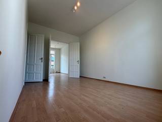 Dit ruim éénslaapkamer appartement combineert ruimte, comfort en een centrale ligging in het hart van Oostende. Gelegen in een kleine rustige residentie. Het appartement is volledig opgefrist en heeft een unieke woonbeleving met veel licht en privacy.<br /><br />Gelegen in een centrale buurt van Oostende, dicht bij winkels, openbaar vervoer en alle dagelijkse voorzieningen. Alles wat u nodig hebt bevindt zich binnen handbereik, en het strand ligt op korte afstand.<br /><br />Dit appartement is perfect voor wie houdt van ruime, comfort én stadsleven, en tegelijk wil genieten van een instapklaar en opgefrist pand.<br /><br />€30/maand gemeenschappelijke kosten. Onmiddellijk beschikbaar<br /><br />Plan vandaag nog uw bezoek in.<br /><br />