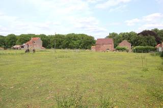 Dit prachtig perceel van 13are 76ca is gelegen in een oase van rust in de groene omgeving van Kumtich (Tienen). Het perceel ligt in een zeer...