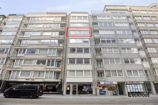 Dit appartement van 85m² bevindt zich op de vijfde verdieping, op wandelafstand van het strand en het winkelcentrum van Oostende, en zeer dicht bij openbaar vervoer!<br />Het ruime appartement is ingedeeld als volgt:<br />inkomhal met afzonderlijke berging en toilet, ruime woonkamer voorzien van open haard, aparte keuken, badkamer met ligbad en lavabo, en 2 volwaardige slaapkamers, waarvan beide kamers toegang hebben tot afgesloten terras. Verwarming is gemeenschappelijk. Er is een privatieve kelder en een afvalberging aanwezig.<br />Het appartement wordt momenteel verhuurd, wat dit mogelijks ideaal maakt als investering.