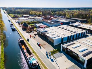 Gelegen langs het kanaal Dessel-Schoten. <br />Mogelijkheid te combineren met Unit 10 +8+12 met in totaal 1,125m² opslagruimte en 126m² kantoorruimte. Voorwaarden op kantoor. <br />Automatische inrijpoort 4.50m hoogte x 4.00m breedte. Plafondhoogte : 7.00m voor unit 8 en 10, 8.00m voor unit 13 <br />Units 8 + 10 hebben een breedte binnen van 12.36m en een diepte binnen van 29.825m <br />Unit 13 heeft gelijkvloers een oppervlakte van 12,33m x 17,02m waarvan de helft gelijkvloers als kantoor ingericht + hetzelfde volume op het verdiep met keukenblok en kantoorruimte.<br />Unit 12 heeft een binnenafmeting van 12,33m x 12,66m<br />Bijzonderheden: <br />- Brandmuren tussen de loodsen voorzien <br />- Rookluiken aanwezig <br />- Lichtstraat centraal in de daken <br />- 2 parkeerplaatsen inbegrepen - Extra parkeerplaatsen bij te kopen indien gewenst <br />- Unit 13 heeft een regenwaterput en 2 inrijpoorten + 2 deuren. <br />- Vaste kosten : 160€/maand<br />- Verkoop onder registratiebelasting.