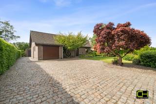 In een aangename en groene omgeving te Sint-Kruis-Winkel bevindt zich deze charmante open bebouwing op een perceel van maar liefst 1.050 m². De woning biedt een bewoonbare oppervlakte van 164 m² en combineert ruimte, licht en tal van mogelijkheden voor wie op zoek is naar comfortabel wonen in alle rust.<br /><br />Bij het betreden van de woning komt u terecht in de inkomhal met gastentoilet. De lichtrijke woonkamer vormt samen met de afgesloten keuken het hart van de woning. Verder beschikt het gelijkvloers over een praktische berging, een badkamer, twee volwaardige slaapkamers en een inpandige garage.<br /><br />Via de vaste trap bereikt u de zolderverdieping waar zich een derde slaapkamer bevindt. De ruime zolder biedt bovendien nog extra mogelijkheden naar inrichting of uitbreiding.<br /><br />Renovatieverplichting omwille van de elektrische verwarming. <br /><br />Buiten geniet u van een ruim terras en een diepe tuin achteraan de woning, ideaal om in alle privacy tot rust te komen. Er is extra bergruimte in de vrijstaande garage. <br /><br />Bezoekdag donderdag 28/05/2026 van 16u tot 18u, mits het maken van een afspraak via 09 395 05 40 of verkoop@concept-home.be