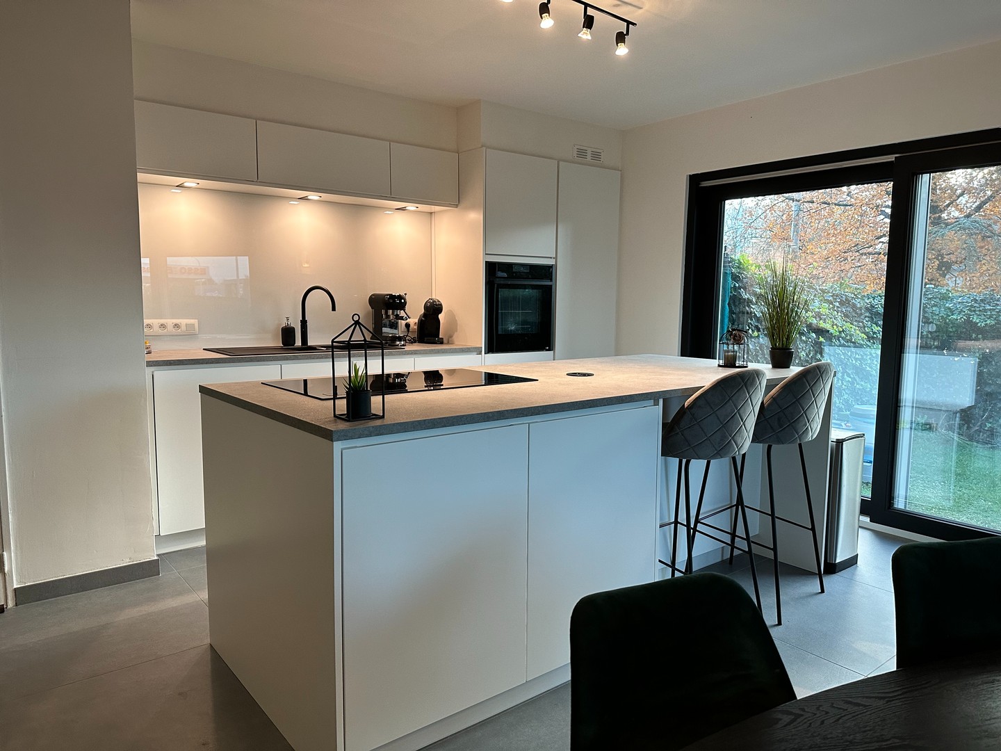Gemeubeld 1 slaapkamer appartement met tuin en garage - foto 4
