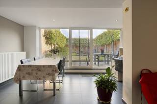 Op zoek naar een rendementvolle investering of een veelzijdige woning in het hart van Oostkamp? Dit karaktervolle pand langs de Schooldreef 19 biedt een unieke combinatie van een instapklare opbrengsteigendom en een flexibele woonoplossing. Dankzij de indeling in twee entiteiten leent dit gebouw zich uitstekend als zorgwoning, kangoeroewoning of als een vastgoedinvestering met direct rendement.<br /><br />De absolute troef van dit pand is de strategische ligging in het centrum van Oostkamp. De schooldreef is gelegen op wandelafstand van heel wat voorzieningen: winkels, supermarkten, horeca, scholen en openbaar vervoer bevinden zich om de hoek. Bovendien geniet u van een vlotte verbinding met de E40 en de E403, en het historische centrum van Brugge in de nabijheid. Deze centrale locatie garandeert niet alleen een hoog wooncomfort voor bewoners, maar maakt het pand aantrekkelijk voor toekomstige huurders.<br /><br />Het gebouw is ingedeeld in twee afzonderlijke wooneenheden. Op het gelijkvloers bevindt zich een appartement (60 m2) met één slaapkamer dat in 2010 een grondige renovatie onderging. Deze entiteit is momenteel reeds verhuurd. Bovenaan bevindt zich een zeer ruim duplex appartement (124 m2) met maar liefst drie volwaardige slaapkamers, wat overvloedig veel leefruimte en mogelijkheden biedt voor grotere gezinnen of ruime verhuur. Beide appartementen beschikken over een buitenruimte/terras.<br /><br />Indeling: <br />Appartement 1 (gelijkvloers): <br />- Inkomhal<br />- Leefruimte met open keuken <br />- Berging<br />- Badkamer voorzien van dubbele lavabo en inloopdouche<br />- Apart toilet<br />- Slaapkamer (14 m2)<br />- Tuin <br /><br />Duplex appartement <br />1ste verdieping:<br />- Inkomhal <br />- Leefruimte <br />- Open keuken <br />- Terras<br />- Berging<br />- Vestaire<br />- Gastentoilet<br /><br />2de verdieping: <br />- Slaapkamer 1<br />- Slaapkamer 2<br />- Slaapkamer 3 <br />- Badkamer uitgerust met dubbele lavabo, ligbad, douche en toilet<br /><br />3de verdieping: <br />- Zolderverdieping <br /><br /><br /><br /><br />EPC: 116 kWh/m² / UC: 20250904-0003678130-RES-1<br />EPC: 160 kWh/m² / UC: 20191118-0002218872-RES-2<br /><br />Bestuursmaatregelen in het maatregelenregister: in aanvraag