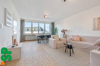 Instapklare penthouse met 2 slaapkamers en terras op toplocatie.Dit uitstekend onderhouden en instapklare appartement is gelegen in een...