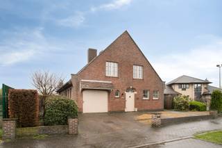 Zeer ruime villa gelegen in een residentiële rustige buurt en vlakbij alle verbindingswegen. Bestaande uit hal met apart toilet en...