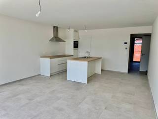 <p>Ce nouvel appartement d'une chambre avec terrasse est situé à la périphérie de Geraardsbergen.</p>
<p>Situé au 2e étage, il se compose d'un beau salon avec cuisine entièrement équipée (lave-vaisselle, plaque vitrocéramique avec hotte, réfrigérateur, four combiné), d'un débarras attenant à la cuisine, d'une terrasse spacieuse, d'une salle de bains avec douche à l'italienne et lavabo, d'une chambre et de toilettes séparées. Système de ventilation de type D. Chauffage par pompe à chaleur, panneaux solaires installés.</p>
<p>Place de parking incluse. Possibilité de garer un vélo.</p>
<p>L'immeuble est équipé d'un ascenseur.</p>
<p>Cet appartement offre à ses occupants un cadre de vie de qualité, à proximité des transports en commun, des commerces et des écoles.</p>
<p>Disponible immédiatement.</p>
<p>Loyer : 860 €/mois + charges de 35 €/mois.</p>
<p>Pour plus d'informations ou pour une visite : isabelle@cornelis-goeman.be ou 0498/10.69.56</p>
<br />
<p></p>