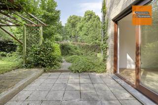 <p><span>Lichtrijk gelijkvloers appartement met garagebox en grote privé tuin.</span></p><p><span>In het rustige woonerf </span><span>Dorsershof</span><span>, op een doodlopende straat, vindt u dit instapklare gelijkvloers appartement van +/- 98 m² met veel lichtinval en een ruime, zonnige privé tuin. Een ideale combinatie van comfort, rust en bereikbaarheid.</span></p><p><span>VANAFPRIJS VAN 365.000€</span></p><p><span> </span></p><p><span>Virtueel bezoek: </span><span>https://360.zibber.eu/share/collection/71gmX?logo=0&amp;info=0&amp;fs=1&amp;vr=1&amp;sd=1&amp;initload=0&amp;thumbs=1</span></p><p><span>De leefruimte  heeft grote raampartijen die zorgen voor veel natuurlijk licht en een open zicht op de tuin. De volledig uitgeruste keuken (oven, kookvuur, vaatwasser, koelkast) sluit naadloos aan op de woonkamer. </span></p><p><span>Het appartement beschikt over twee volwaardige slaapkamers (+/- 11 en 16.5 m²) , een badkamer met dubbele lavabo, douche en toilet, een gastentoilet en een praktische berging. Alles bevindt zich op één niveau vlot toegankelijk en zonder trappen.</span></p><p><span>Extra troeven:</span></p><p><span>- Rechtstreekse privatieve toegang in uw appartement vanuit de straat. </span></p><p><span>- Ondergrondse ruime garagebox met ruimte  om te stockeren.</span></p><p><span>- Verwarming op aardgas en dubbele beglazing.</span></p><p><span>- Alarm en waterverzachter.</span></p><p><span>- Lage gemeenschappelijke kosten: +/- 100 €/maand.</span></p><p><span>- Goede verbinding met invalswegen, scholen, winkels en openbaar vervoer.</span></p><p><span>Bent u op zoek naar ruimte, licht en een tuin op een rustige locatie?</span></p><p><span>Contacteer ons voor meer info of een bezoek: info@ap-p.be |  078 48 47 00.</span></p><p><span> </span></p>