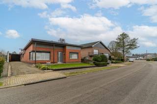 Deze gelijkvloerse woning met 3 slaapkamers, is gelegen in een rustige straat te Dessel op fietsafstand van het centrum.De woning is gelegen op een...