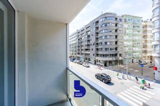 Karaktervol appartement met terras in het iconische Europacentrum te Oostende. <br /><br />Welkom in het iconische Europacentrum, waar de grandeur van weleer nog volop voelbaar is. Marmer, kristallen lusters en stijlvolle details zorgen voor een unieke sfeer die liefhebbers van karakter en authenticiteit meteen zal aanspreken.<br />Dit appartement bevindt zich op een absolute toplocatie, op wandelafstand van het strand, het station, winkels en gezellige horecazaken. Alles wat Oostende te bieden heeft, ligt binnen handbereik.<br /><br />Achter de charmante uitstraling schuilt een verrassend praktisch ingedeeld appartement met één ruime slaapkamer. De huidige indeling biedt tal van mogelijkheden, waaronder het creëren van een open leefkeuken voor een moderne en lichtrijke woonbeleving. Vanuit de leefruimte geniet u van een aangenaam straatzicht, zonder hinderlijke inkijk.<br /><br />Een absolute meerwaarde is het terras – een zeldzame troef binnen het Europacentrum – waar u in alle rust van de buitenlucht kunt genieten.<br /><br />Verder beschikt het appartement over:
<ul>
<li>Een ruime, aparte slaapkamer.</li>
<li>Een afzonderlijke badkamer.</li>
<li>Een praktische berging in het appartement én een extra private kelderberging.</li>
<li>Een gemeenschappelijke fietsenberging in het gebouw.</li>
</ul>
Daarnaast is er de mogelijkheid om een autostaanplaats aan te kopen voor € 35.000.<br /><br />Bent u op zoek naar een appartement met karakter, een unieke ligging én het potentieel om volledig naar uw eigen smaak te renoveren? Of droomt u van een interieur met een knipoog naar de stijlvolle jaren '70? Dan is dit een buitenkans.<br /><br />Contacteer ons vandaag nog voor een bezoek en ontdek zelf de charme en mogelijkheden van dit unieke appartement.