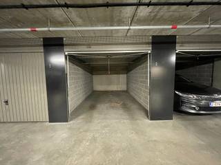 Under the high-end new development “Dulle Griet Garden”, located on the iconic Vrijdagmarkt in the heart of Ghent, you will find this underground garage box nr. 2.8, equipped with a private and lockable gate on level -2.<br /><br />The garage is easily accessible via the entrance of the existing parking facility under the Vrijdagmarkt and is part of a secure and fully enclosed parking complex. Thanks to its 24/7 year-round access, it offers maximum convenience and usability.<br /><br />This box is ideal for those looking for a safe parking solution in the city center, but also represents a strong investment opportunity in an area with a persistent shortage of parking spaces.<br /><br />Features:<br /><br />Enclosed private garage box (nr. 2.8)<br />24/7 permanent access<br />Wide and comfortable access and manoeuvring space<br />Clean, dry and well-maintained parking environment<br />Secure and gated complex<br /><br /><br />For more information and/or a visit, please contact Guillaume via gl@immodavinci.be<br /> or call +32 472 11 00 00.