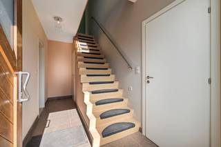 Ben je op zoek naar een ruime en instapklare woning met veel mogelijkheden in een rustige en kindvriendelijke buurt? Deze open bebouwing uit 2007 is gelegen in een doodlopende straat in het centrum van Kieldrecht en biedt met haar 260 m² bewoonbare oppervlakte en EPC-label B alle troeven voor comfortabel wonen.<br /><br />Op het gelijkvloers kom je binnen in een ruime inkomhal met gastentoilet. Daarna stap je binnen in de lichtrijke leefruimte die in verbinding staat met de (half)open, volledig geïnstalleerde keuken. Verder is er nog een praktische berging met plaats voor wasmachine en droogkast en een ruime, gemetste veranda die het hele jaar door voor extra wooncomfort zorgt.<br /><br />Een grote troef is de slaapkamer op het gelijkvloers, die ook perfect kan dienen als bureau of praktijkruimte. Deze kamer is rechtstreeks toegankelijk via de inkomdeur en garage, zonder door de leefruimte te passeren – ideaal voor wie werk en privé wil combineren.<br /><br />Op de eerste verdieping vind je 3 ruime slaapkamers, een aparte kamer die kan ingericht worden als dressing, een apart toilet en een badkamer met zowel douche als ligbad. Via een luik bereik je nog een handige zolderruimte.<br /><br />Buiten geniet je van een onderhoudsvriendelijke tuin met tuinhuis en een ruime oprit met plaats voor meerdere wagens.<br /><br />Technische troeven:<br /><br />✅ EPC B – energiezuinige woning<br />✅ Verwarming op gas met vloerverwarming op het gelijkvloers<br />✅ Conforme elektriciteit<br />✅ Open bebouwing in doodlopende straat – rustig en toch centraal<br />✅ Veel mogelijkheden dankzij de gelijkvloerse kamer<br /><br />Een ruime en praktische gezinswoning met veel potentieel, midden in het centrum en toch heerlijk rustig gelegen.<br /><br />📞 Interesse of meer info? Bel 052/46.38.03<br />📧 Of mail naar info@uw-huis.be