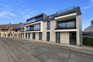 <strong>Mogelijkheid aankoop aan 6% BTW tarief!</strong><br /><br />Dit <strong>energiezuinig </strong>appartement is gelegen in de Kapellestraat op het <strong>eerste verdiep</strong> en geniet van zowel <strong>een terras vooraan</strong> als <strong>een zeer groot leefterras achteraan </strong>met een <strong>totale terrasoppervlakte van 45,65m2</strong>.<br /><br />Indeling:<br /><strong>Inkomhal</strong> die toegang biedt naar de <strong>2 ruime slaapkamers</strong>, <strong>badkamer, gastentoilet </strong>en <strong>berging</strong>. Verder is er<strong> de woonkamer met open leefkeuken. </strong><br />Dankzij de <strong>grote raampartijen voor- en achteraan</strong> is er sprake van<strong> veel natuurlijk lichtinval</strong> en is er <strong>een mooi open zicht op de groendaken</strong>. Luxe en wooncomfort staan hierbij op de voorgrond.<br />Beide slaapkamers en de leefruimte bieden toegang naar het terras achteraan.<br /><br />Op alle appartementen zijn <strong>zonnepanelen</strong> aangesloten.<br /><br />Het appartement wordt afgewerkt opgeleverd, waarbij u als koper de materialen nog zelf mag bepalen.<br /><br /><strong>Oppervlakte appartement: 101,48m2.</strong>