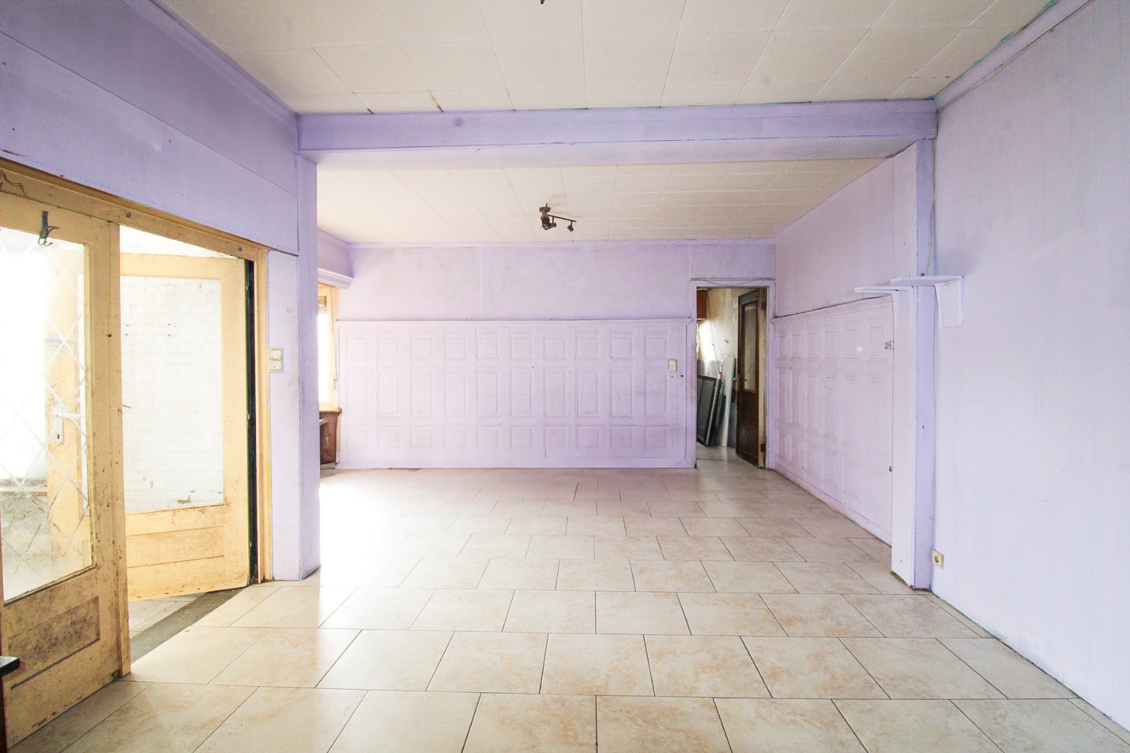 Unieke investeringskans: Halfopen bebouwing met garage, optie tot vijf slaapkamers en groot potentieel op toplocatie te koop in Waasmunster! - foto 5