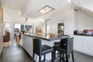 Dakappartement met riant dakterras (+40 m²) en 2 garageboxenOp de tweede verdieping (zonder lift) van een recente residentie (ca.10 jaar oud) ontdek...