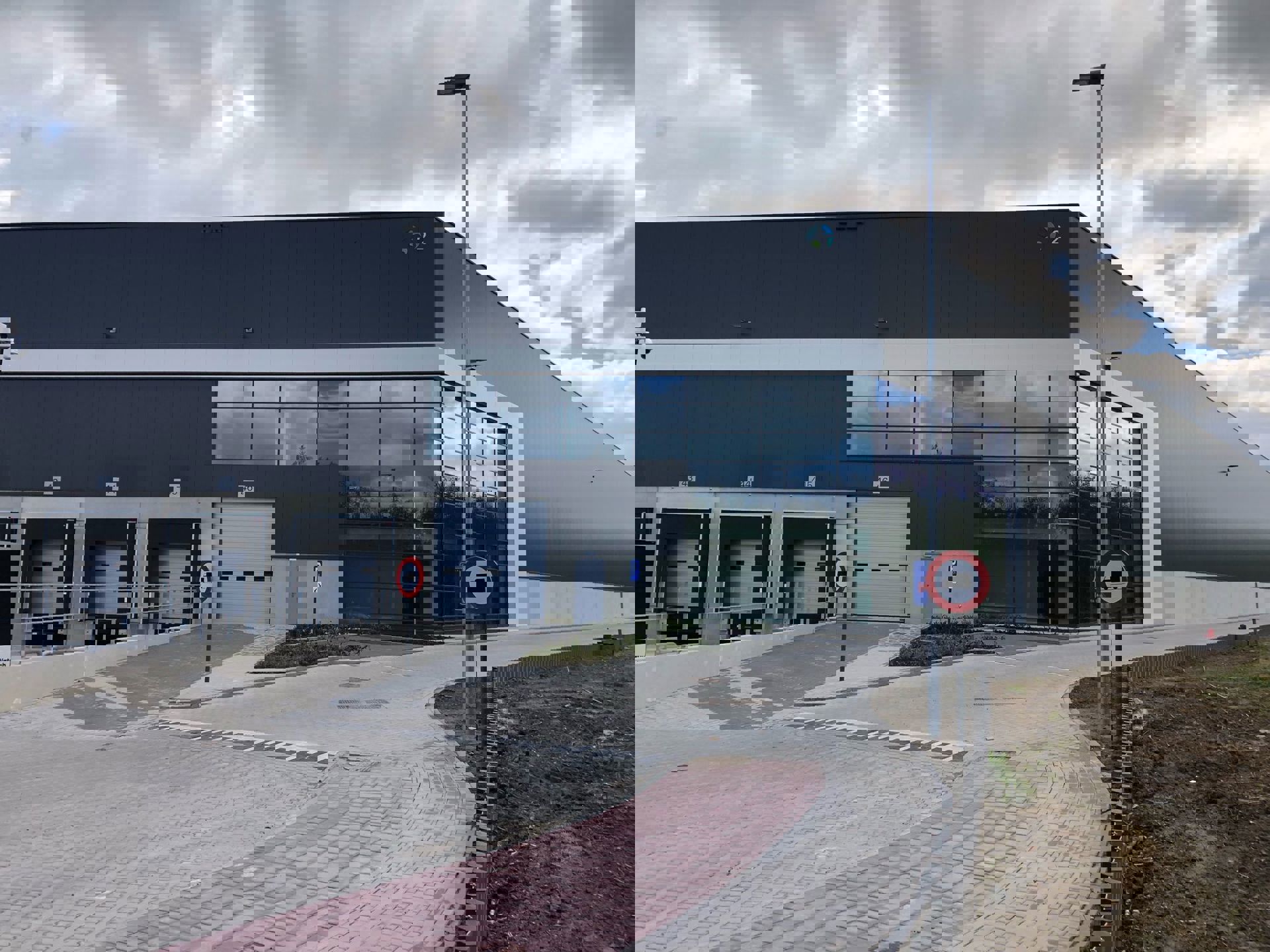 Commercial for rent in Boom - photo 2