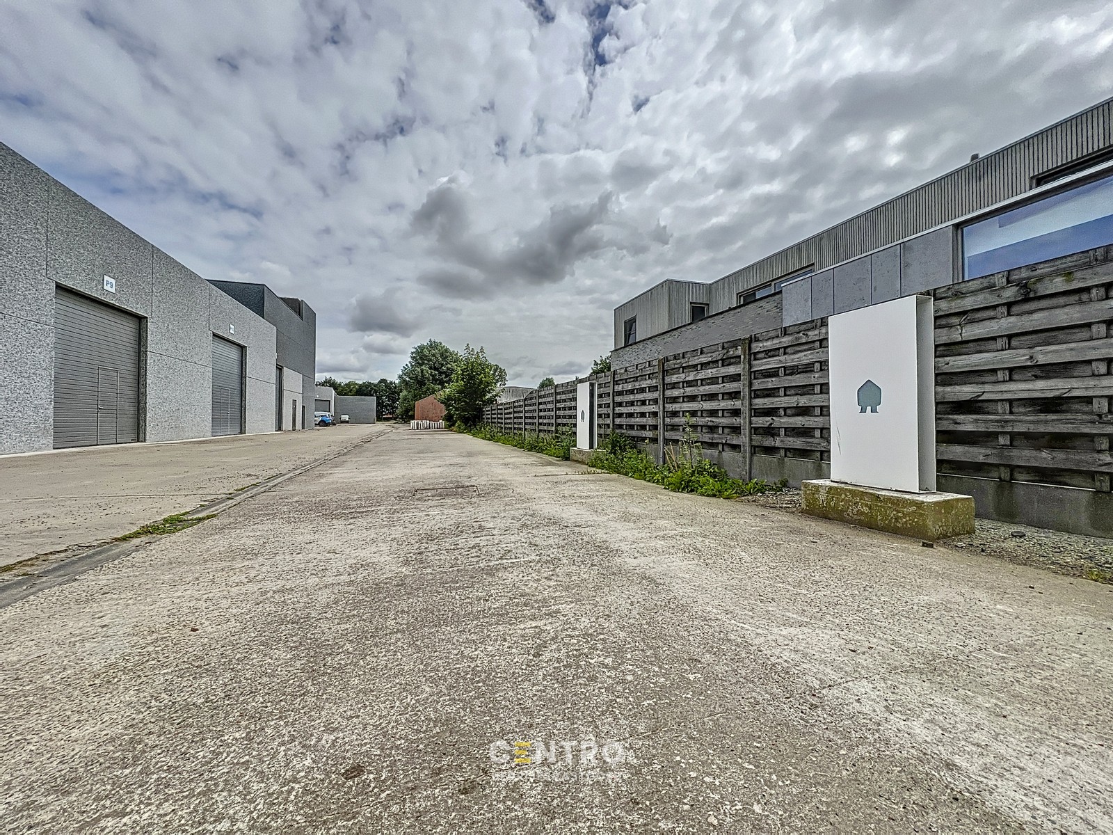 Instapklaar magazijn (250m2) met automatische sectionaalpoort langs de N8 te Elverdinge (Ieper). Ambachten toegestaan ! - foto 4
