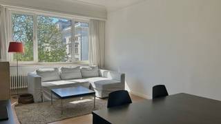 <p>Dit ruim appartement van ca 92 m² is gelegen in de Schildersstraat, middenin het levendige Zuid. Schitterend gelegen tegenover het Museum voor Schone Kunsten en vlakbij de gezellige Leopold de Waelplaats en Marnixplaats, kortom een droomlocatie op wandelafstand van alle places to be.</p>
<p>Het appartement bevindt zich op de vierde verdieping vanwaar u een adembenemend uitzicht heeft op het Koninklijk Museum voor Schone Kunsten en de authentieke bootgevel aan de overzijde van de straat. Dankzij de brede raampartijen in de leefruimte profiteert u maximaal van dit uitzicht en bovendien heeft u privatief genot van een prachtig dakterras van ca 21 m² met 360° zicht over de stad.</p>
<p>Het appartement is volledig gerenoveerd. Authentieke elementen werden behouden en in hun oorspronkelijke glorie hersteld, wat perfect tot zijn recht komt in de kwaliteitsvolle afwerking van elke ruimte.</p>
<p>De leefruimte is uitermate licht en zonnig en is gelegen op een stijlvolle parketvloer, wat zorgt voor een knusse en warme sfeer. De aansluitende keuken is volledig geïnstalleerd en uitgerust met alle nodige toestellen. Van hieruit is tevens een gezellig tweede terras bereikbaar. <br /><br />Aan de rustige achterzijde kan de ruime masterbedroom gebruikmaken van een badkamer met ligbad/douche en lavabo. Apart toilet. <br />Een tweede slaapkamer aan de voorzijde kan perfect ingericht worden als bureauruimte, logeerkamer, dressing of kinderkamer.</p>
<p>Maandelijkse kosten: 100 Euro <br />Provisie op verbruik van verwarming en water: 100 Euro. <br />Elektriciteit en gas zijn privé op te nemen door de huurder. <br /><br />Beschikbaar vanaf 1 juli 2026.</p>