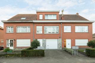 <p><strong>Studio-appartement nabij centrum van Brasschaat!</strong><br /><br />Achteraan gelegen gelijkvloers appartement met één slaapkamer en tuin in centrum Brasschaat. Op de gelijkvloers verdieping bevindt zich de leefruimte met keuken, voorzien van een ingebouwde vaatwasmachine, ijskast, diepvriezer, kookplaat en dampkap. Aansluitend aan de keuken, de zuid-gerichte tuin. De slaapkamer heeft aansluitend een wastafel en douche. Apart toilet met handenwasser. Algemeen: instapklaar - recent volledig opgefrist - geen gemeenschappelijke kosten - verwarming op gas - ruime berging met aansluiting voor was- en droogmachine. <br /><br />Voor meer info of een bezoek ter plaatse: bel 03 568 03 03 of info@vastgoed03.be</p>