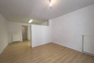 In de Eugeen Joorsstraat 32 – 2140 Borgerhout bevindt zich deze gezellige studio.  

Deze aangename en lichtrijke studio biedt een unieke combinatie van comfort en buitenruimte. De privatieve tuin zorgt voor een extra troef en maakt het mogelijk om in alle rust te genieten van een eigen stukje buitenruimte.

De studio is ideaal voor één persoon die op zoek is naar een praktische en gezellige woonst op een goed bereikbare locatie in Borgerhout.

De huurprijs bedraagt €770 per maand, aangevuld met een voorschot van €30 per maand voor water. 

Het pand is beschikbaar vanaf 01/04.

