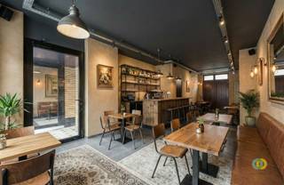 <p><span>Dit uitstekend gelegen commercieel gelijkvloers bevindt zich in dé winkelstraat van Vilvoorde, waar dagelijks heel wat passage is. Het commercieel gelijkvloers vormt een ideale basis om uw project op te bouwen. De ruimtes zijn momenteel casco, maar beschikken reeds over een afgewerkte vloer/tegels, waardoor de verdere inrichting volledig kan worden afgestemd op uw eigen noden en stijl. Bij het binnenkomen betreedt u meteen het commerciële gedeelte, voorzien van een mooie vitrine, perfect voor visibiliteit. Deze ruimte leent zich uitstekend voor tal van mogelijkheden zoals kantoor, praktijk, atelier of horeca. Vanuit de commerciële ruimte heeft u toegang tot een buitenruimte en tot de hal. In de hal bevinden zich de voorzieningen voor het toilet en een eerste afzonderlijke ruimte, ideaal als opslag of bureel. Verder is er nog een derde ruimte die toegang biedt tot een aangenaam terras. Elke unit beschikt bovendien over een privatieve kelder, wat een grote troef is voor extra stockage. Lasten/Provisie : €50 (gemeenschappelijk) Mis deze unieke kans niet en contacteer ons vandaag nog!</span></p><p><span> </span></p>